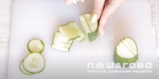 Фото приготовления рецепта: Салат с корейской морковью, колбасой и сухариками - шаг 2