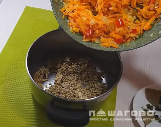 Фото приготовления рецепта: Зеленая чечевица с овощами - шаг 3
