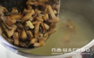 Фото приготовления рецепта: Суп грибной из шампиньонов рецепт с картофелем - шаг 5