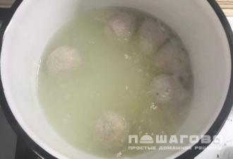 Фото приготовления рецепта: Суп с фрикадельками для ребенка - шаг 4