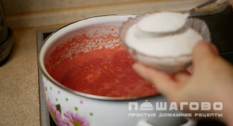 Фото приготовления рецепта: Помидоры в собственном соку - шаг 5