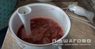 Фото приготовления рецепта: Морс брусничный - шаг 5