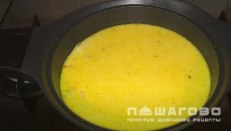 Фото приготовления рецепта: Сырный суп в горшочках в духовке - шаг 8