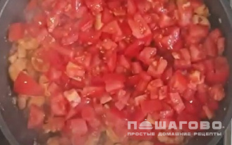 Фото приготовления рецепта: Паста лингвини с креветками и свежей зеленью - шаг 3