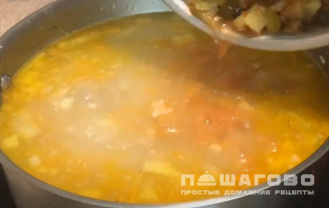 Фото приготовления рецепта: Рассольник классический с перловкой и огурцами со свининой - шаг 5