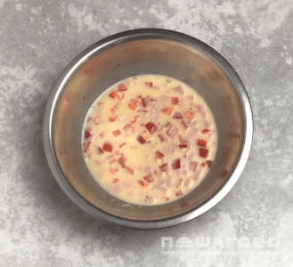 Фото приготовления рецепта: Омлет с сосисками и овощами - шаг 2