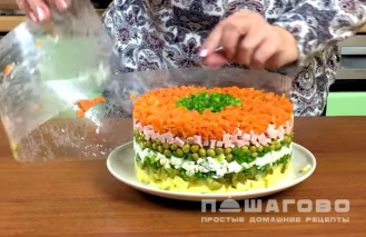 Фото приготовления рецепта: Оливье слоями с колбасой и огурцами - шаг 9