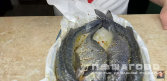 Фото приготовления рецепта: Дорада на гриле под быстрым маринадом из петрушки - шаг 3