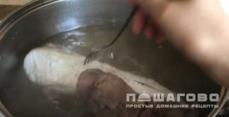Фото приготовления рецепта: Китайский салат с языком и свежим огурцом - шаг 1