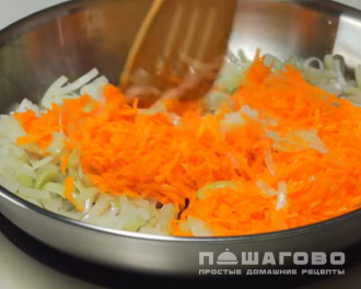 Фото приготовления рецепта: Голубцы с мясом и рисом в духовке с овощным соусом - шаг 2