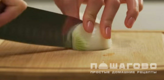 Фото приготовления рецепта: Яичная лапша с курицей и сладким перцем по-азиатски - шаг 4