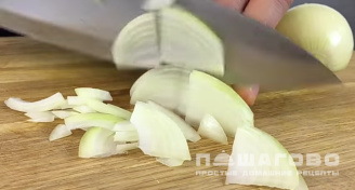 Фото приготовления рецепта: Салат со свининой и огурцами - шаг 4