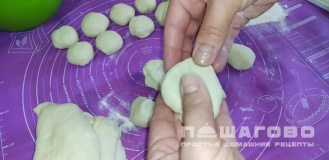Фото приготовления рецепта: Бабушкины пирожки с сыром и яйцом - шаг 11