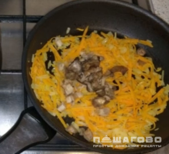 Фото приготовления рецепта: Грибной суп с картофелем - шаг 3