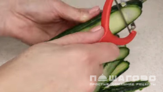 Фото приготовления рецепта: Рулет из лаваша с крабовыми палочками и укропом - шаг 4