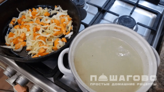 Фото приготовления рецепта: Суп с тыквой на курином бульоне - шаг 2