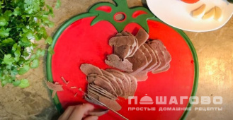 Фото приготовления рецепта: Китайский салат с языком и свежим огурцом - шаг 2