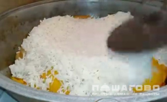 Фото приготовления рецепта: Плов с айвой и мясом - шаг 5