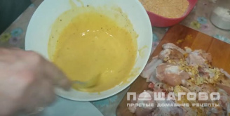 Фото приготовления рецепта: Хрустящие куриные крылышки в кукурузных хлопьях - шаг 4