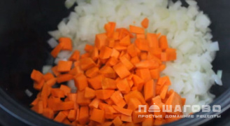 Фото приготовления рецепта: Простой рецепт кабачковой икры с помидорами в мультиварке - шаг 2
