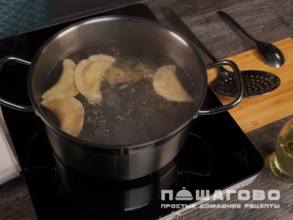 Фото приготовления рецепта: Вареники с мясом и жареным луком - шаг 4