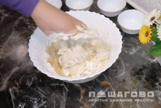 Фото приготовления рецепта: Булочки для хот-догов с кунжутом без молока - шаг 2