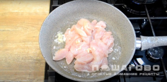 Фото приготовления рецепта: Соба с курицей и овощами - шаг 3