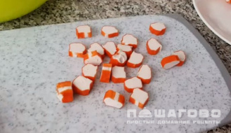 Фото приготовления рецепта: Салат из крабовых палочек с кукурузой - шаг 1