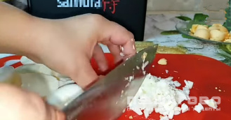 Фото приготовления рецепта: Салат "Подсолнух" 🌻 с курицей и грибами - шаг 3