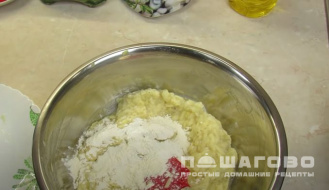 Фото приготовления рецепта: Оладьи из яблок - шаг 3