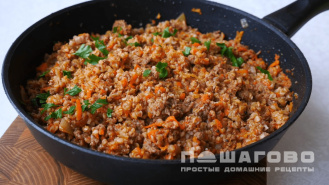 Фото приготовления рецепта: Гречка по-купечески с фаршем - шаг 5