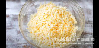 Фото приготовления рецепта: Салат с сыром и ананасами - шаг 2