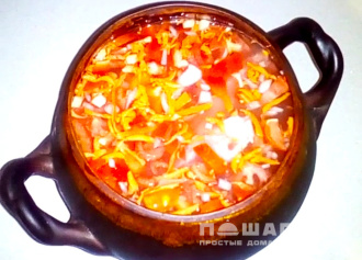 Фото приготовления рецепта: Суп из курицы с горохом в горшочке - шаг 7