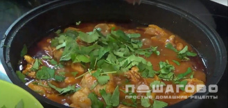 Фото приготовления рецепта: Чахохбили из бедра курицы - шаг 6