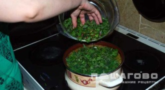 Фото приготовления рецепта: Щи из сныти с курочкой - шаг 6