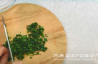 Фото приготовления рецепта: Куриные рулетики в беконе с сыром - шаг 4