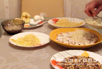 Фото приготовления рецепта: Салат с куриным филе, сыром и орехами - шаг 4