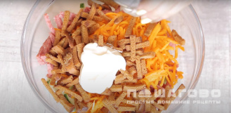 Фото приготовления рецепта: Салат с корейской морковью и сухарями - шаг 3