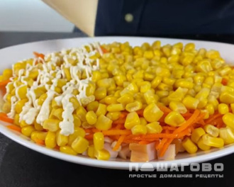 Фото приготовления рецепта: Салат "Парус" с копченой курицей и чипсами - шаг 2