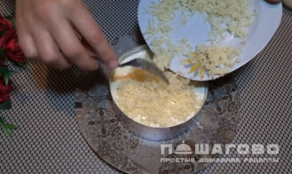 Фото приготовления рецепта: Салат с курицей, ананасами, сыром и яйцом - шаг 4