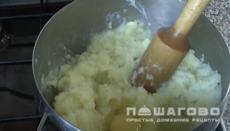 Фото приготовления рецепта: Бифарше (запеканка из картофельного пюре и куриного фарша) - шаг 10