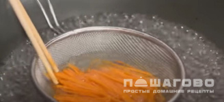 Фото приготовления рецепта: Салат из медуз - шаг 5