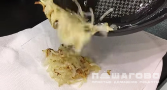 Фото приготовления рецепта: Салат со свининой и огурцами - шаг 8