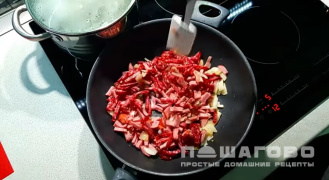 Фото приготовления рецепта: Суп солянка мясная по-домашнему - шаг 6