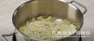 Фото приготовления рецепта: Простой мясной суп с приправой из томатов и чеснока - шаг 2