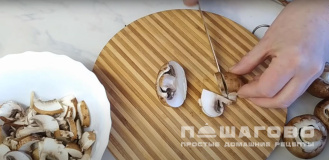 Фото приготовления рецепта: Слоеный салат с копченой курицей, отварным картофелем и грибами - шаг 1