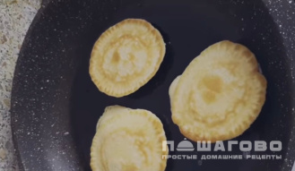 Фото приготовления рецепта: Оладушки на молоке - шаг 5