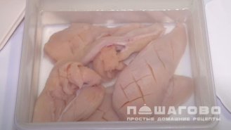 Фото приготовления рецепта: Куриные стейки - шаг 2
