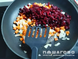 Фото приготовления рецепта: Свекольник с фрикадельками - шаг 3