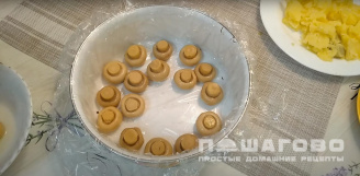 Фото приготовления рецепта: Салат «Грибная поляна» с консервированными шампиньонами - шаг 1